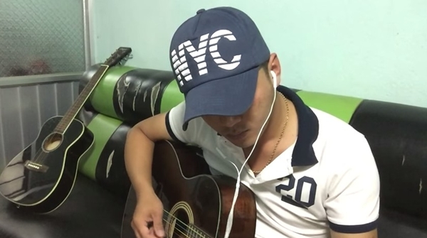 Chàng trai Lâm Đồng giấu nửa mặt đàn hát với guitar hút view ầm ầm