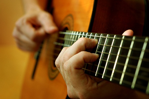 Học đàn guitar và cách bảo vệ ngón tay cho người mới chơi