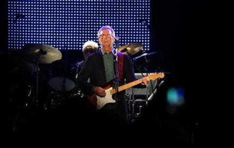 Huyền thoại guitar Eric Clapton cháy hết mình trong sinh nhật tuổi 70