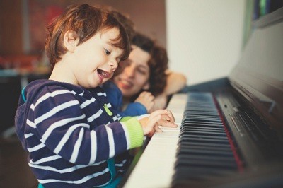 Làm sao để nhận biết trẻ có năng khiếu âm nhạc hay không