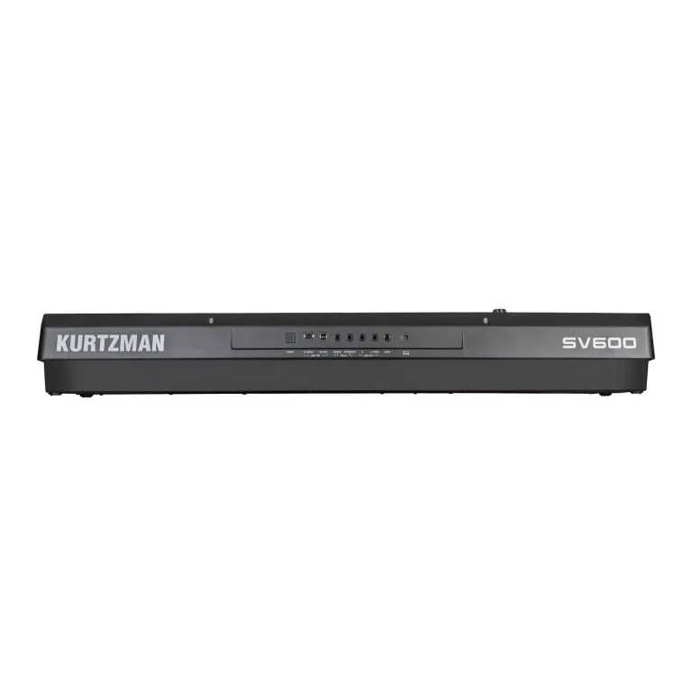 Mặt sau đ&agrave;n Kurtzman SV600 t&iacute;ch hợp cổng cắm USB-A lưu trữ dữ liệu, cổng USB-B giao tiếp MIDI với m&aacute;y t&iacute;nh, ng&otilde; xuất &acirc;m thanh Stereo Line Out, cổng cắm tai nghe v&agrave; jack Pedal Sustain.