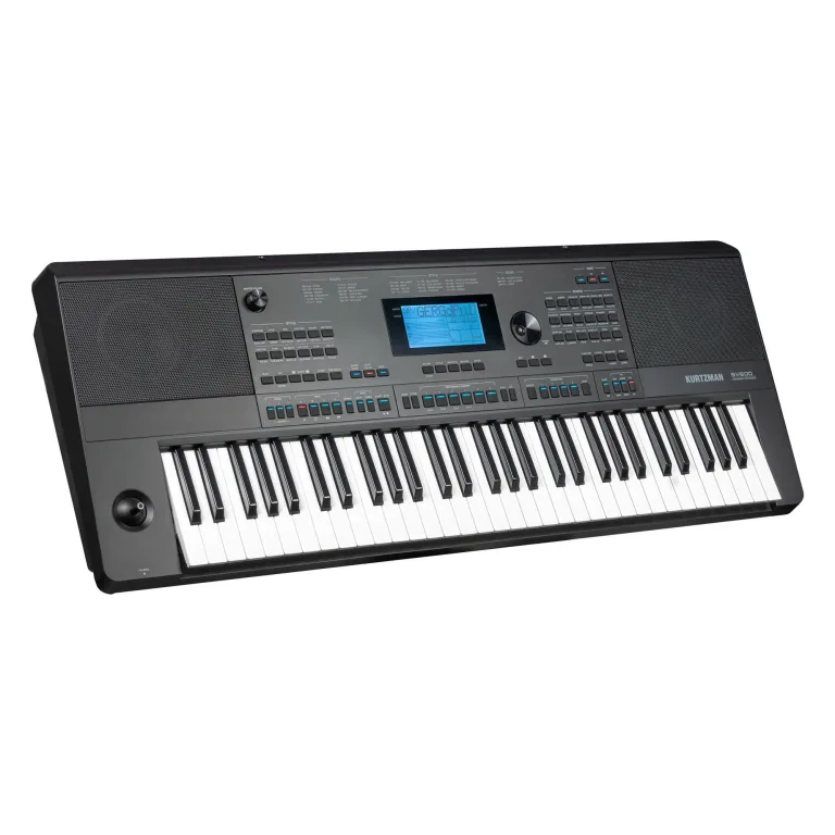Cấu tr&uacute;c mặt trước của đ&agrave;n Arranger Keyboard Kurtzman SV600 gồm dải 61 ph&iacute;m hộp ti&ecirc;u chuẩn, hai cụm m&agrave;ng loa đối xứng v&agrave; m&agrave;n h&igrave;nh LCD đơn sắc ở trung t&acirc;m.