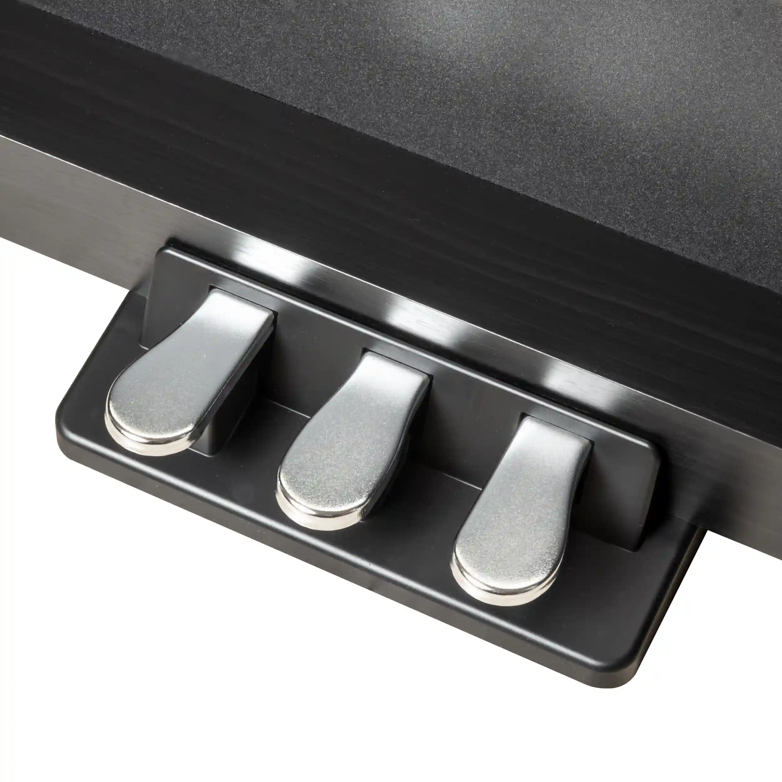 Mẫu đàn này được lắp đặt sẵn một bệ gồm 3 pedal cố định, làm từ vật liệu nhám chống trượt cao cấp.